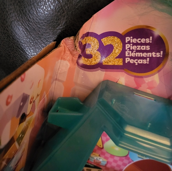 Trolls Band Together Bundle 1 Mount Rageous Playset, 4 Pom Poms, 2 Hair Pops New - Picture 9 of 10